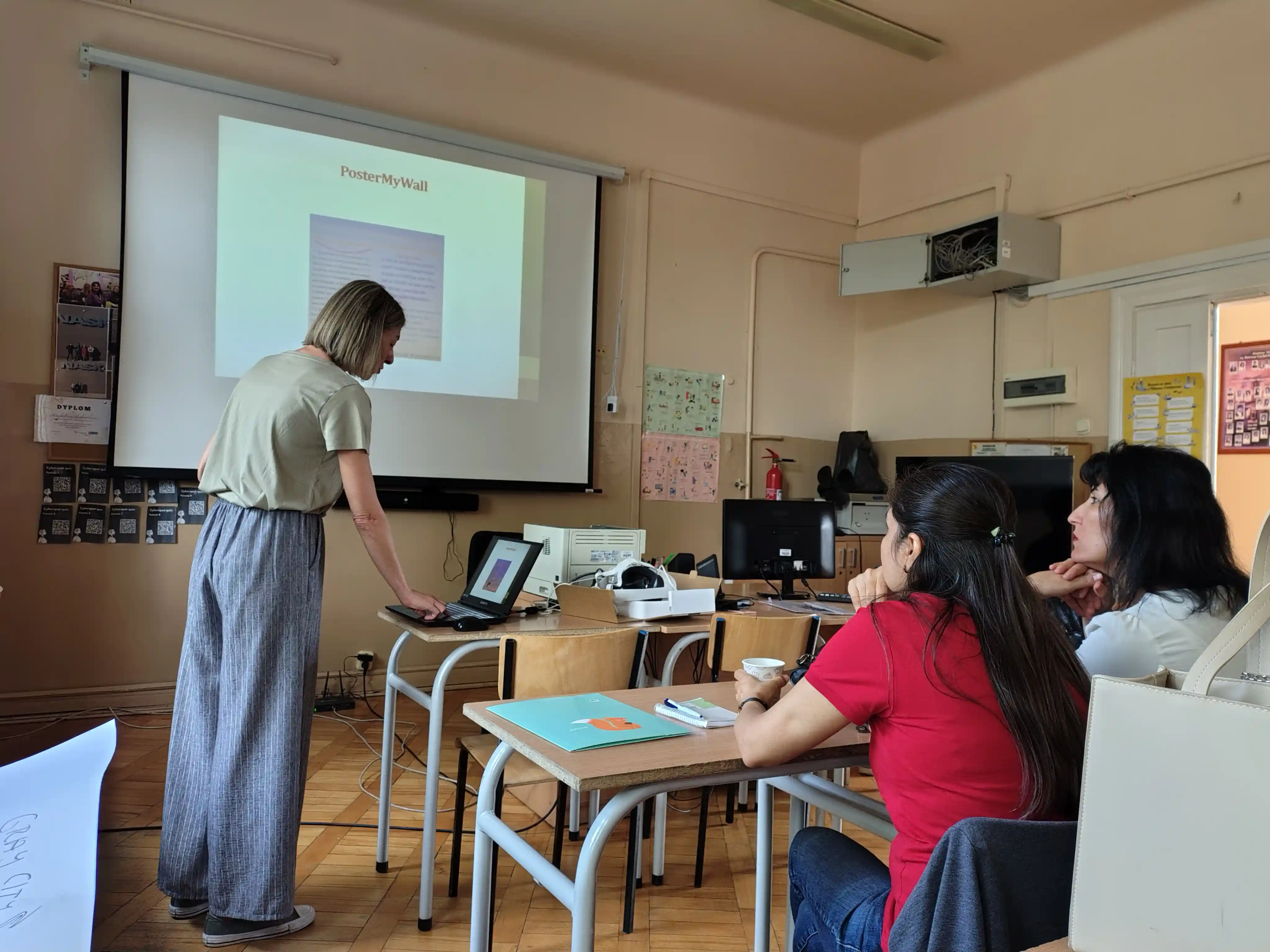 Teachers following a presentation of a digital tool on the projection screen during the first Community & English training event in Radom